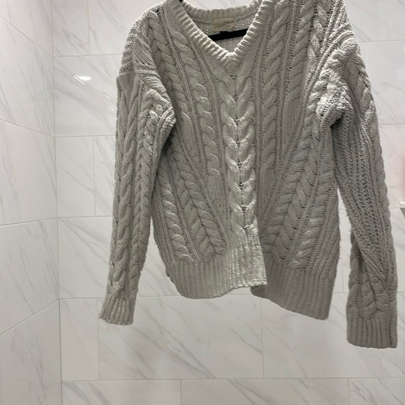 Grey ish white sweater - Picture 1 of 2